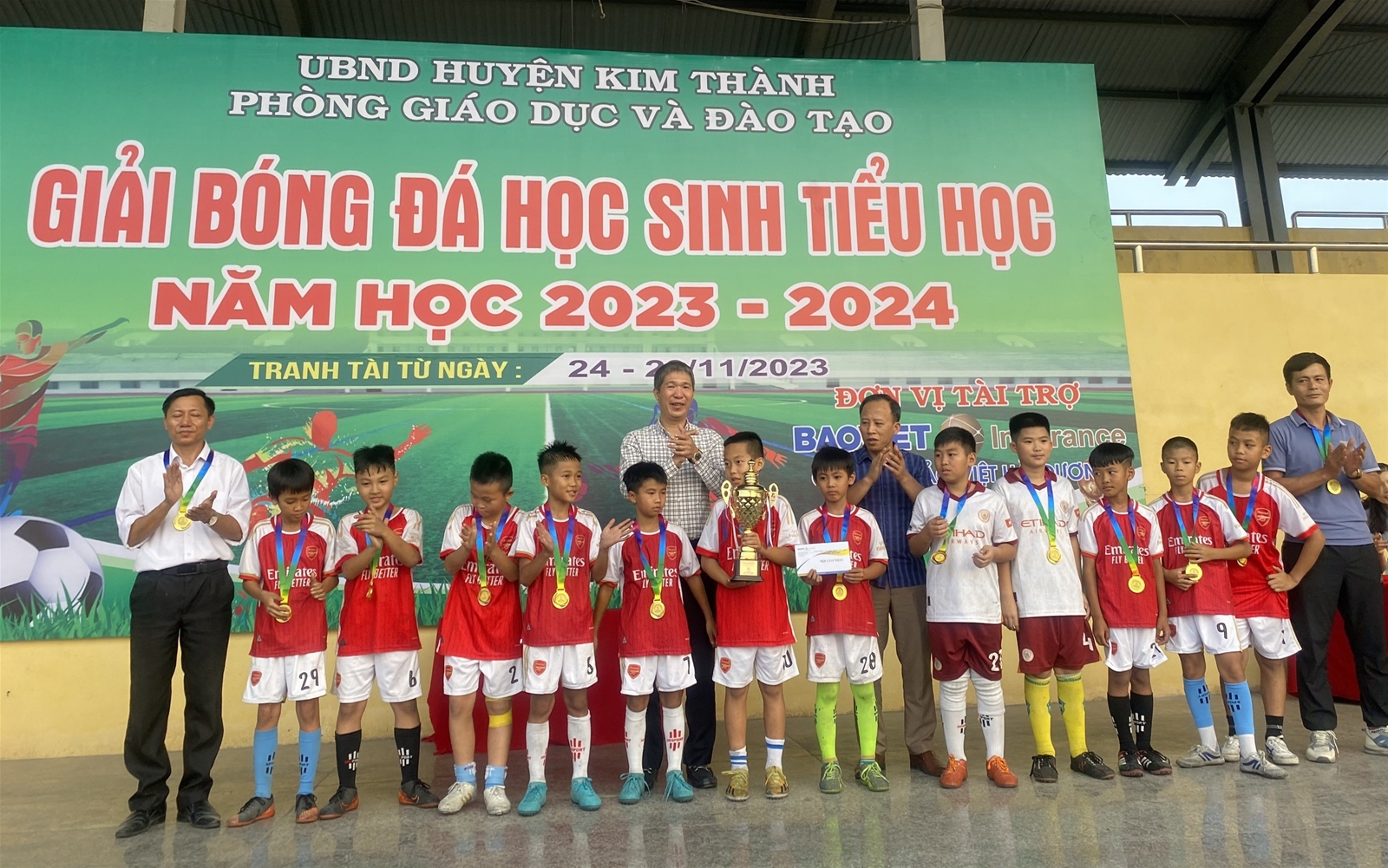 Đội bóng đá trường Tiểu học Bình Dân đoạt Cúp vô địch